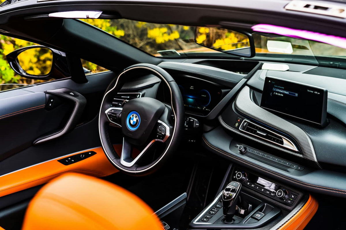 Wnętrze BMW z dopasowanymi matami EVA podkreślającymi styl i trwałą ochronę.
