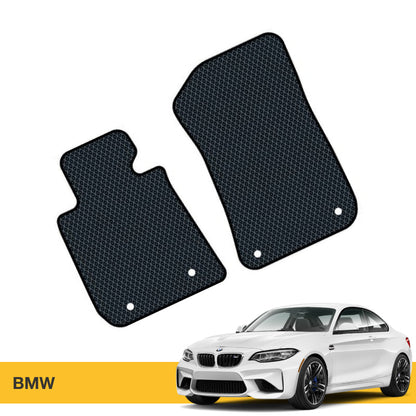 Czarne dywaniki samochodowe o siatkowej fakturze, idealne do BMW.
