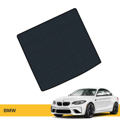 Czarny dywanik samochodowy z siatkowatą fakturą, idealny do modeli BMW.