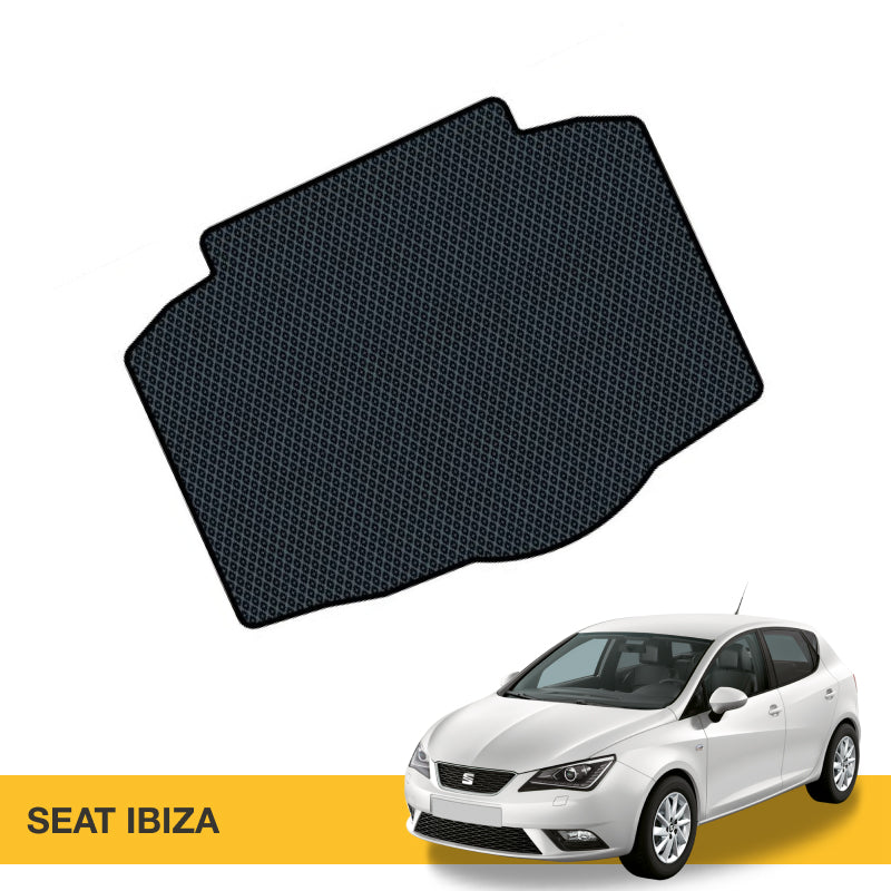 Czarna mata samochodowa z kształtem dopasowanym do modelu SEAT Ibiza.