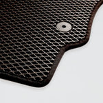 Czarna mata ochronna z siatką, idealna do samochodu lub mieszkania.